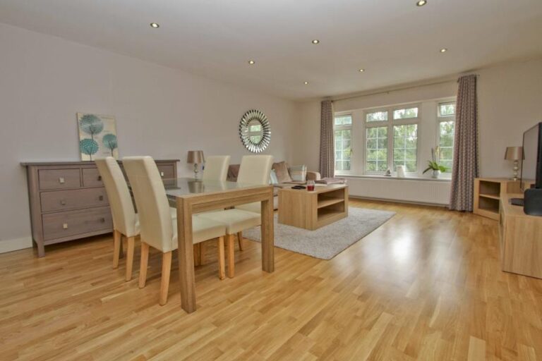 Myrtleside Close, Northwood