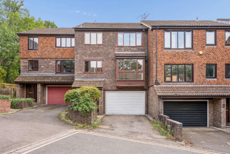 Ashbourne Square, Northwood