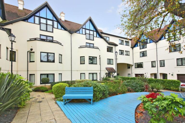 Viceroy Court, Northwood