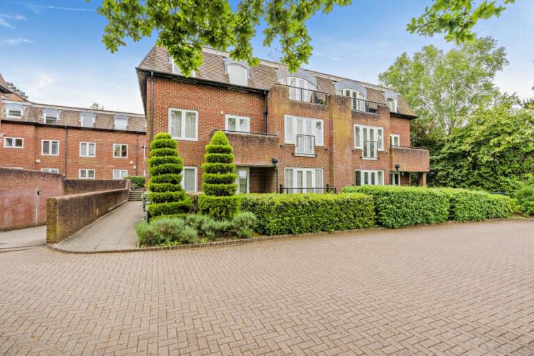 Eastbury Avenue, Northwood