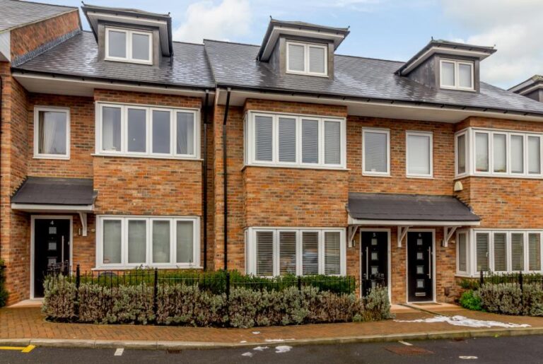 Sandhurst Court, Thirlmere Gardens, Northwood