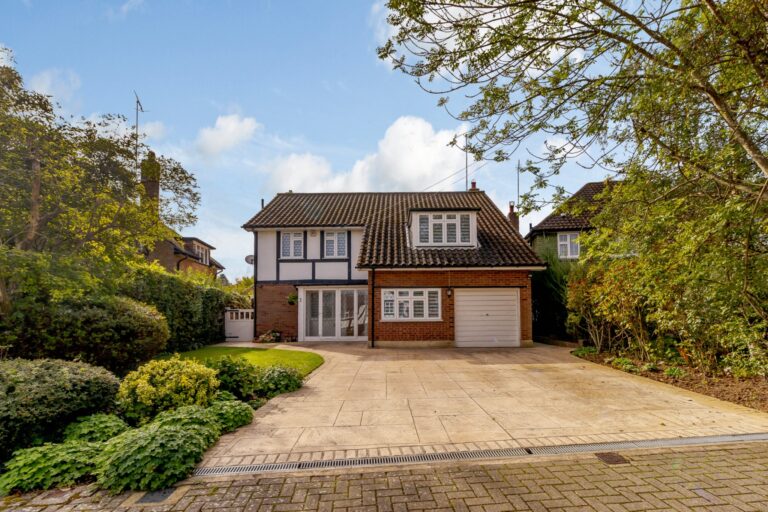 Beechen Grove, Pinner, Middlesex, HA5