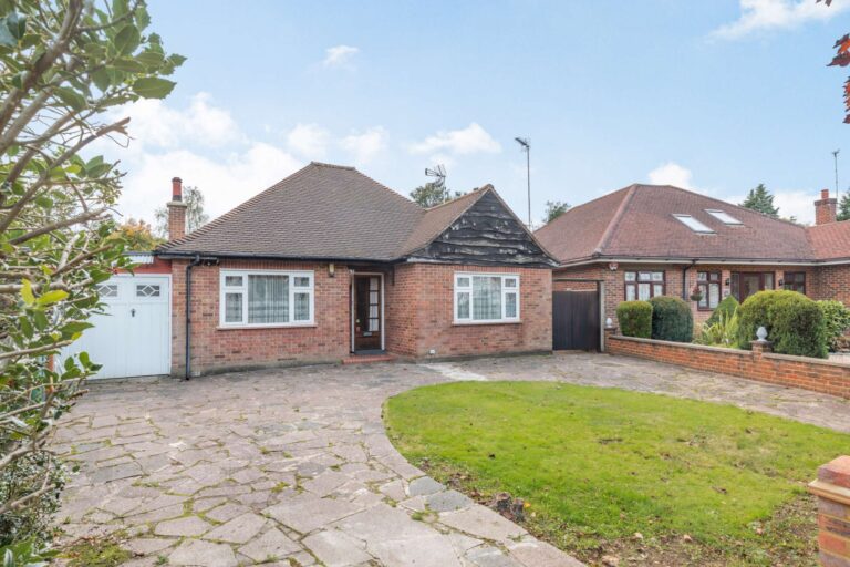 Barrow Point Avenue, Pinner, HA5