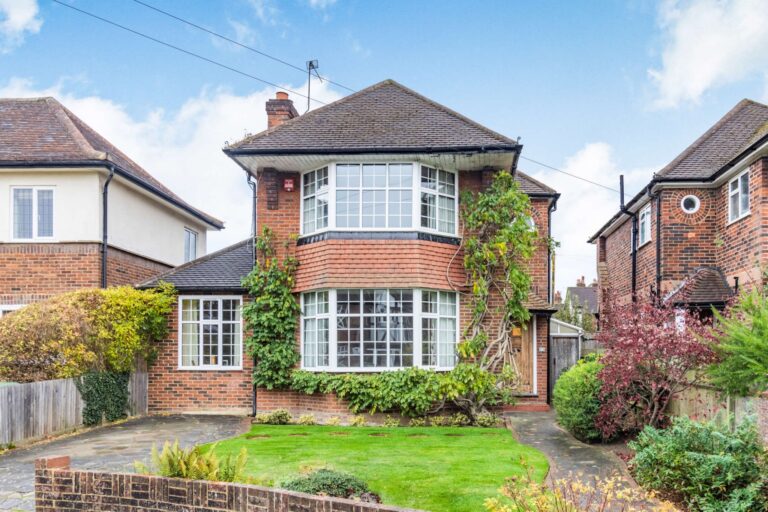 West End Avenue, Pinner, HA5