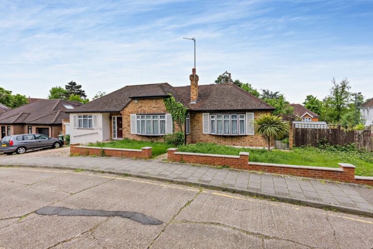 Paines Close, Pinner Village, HA5