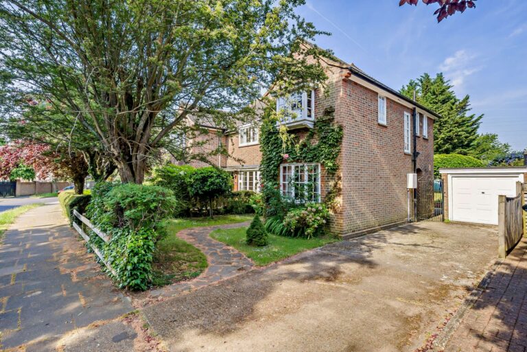 Hallam Gardens, Hatch End, Pinner HA5