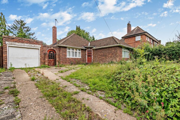 Cuckoo Hill, Pinner, HA5