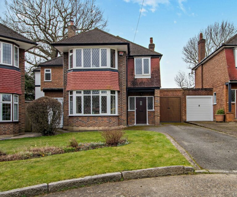 Moss Close, Pinner Village, HA5