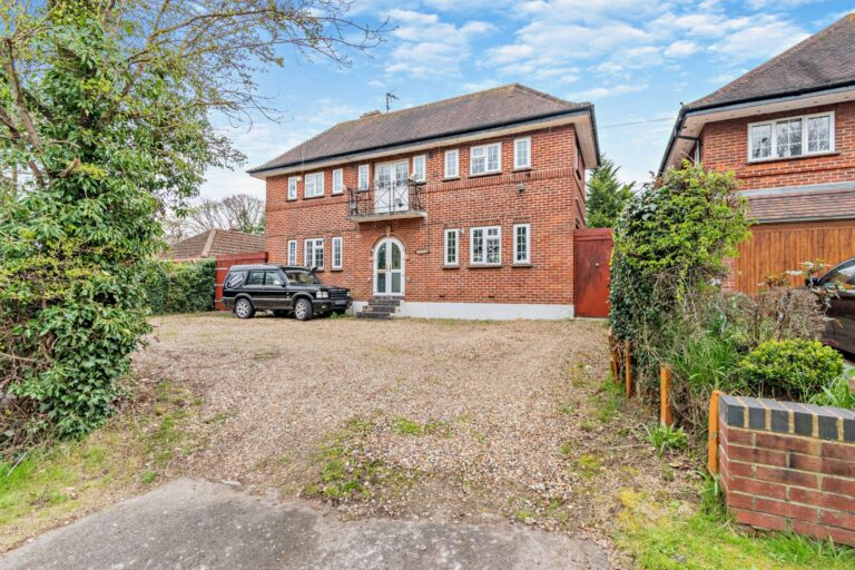 Cuckoo Hill, Pinner, HA5