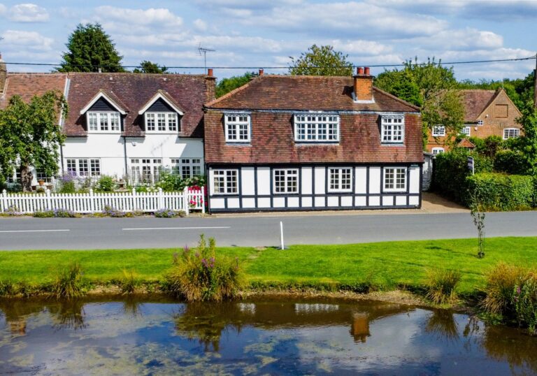 Village Road, Coleshill