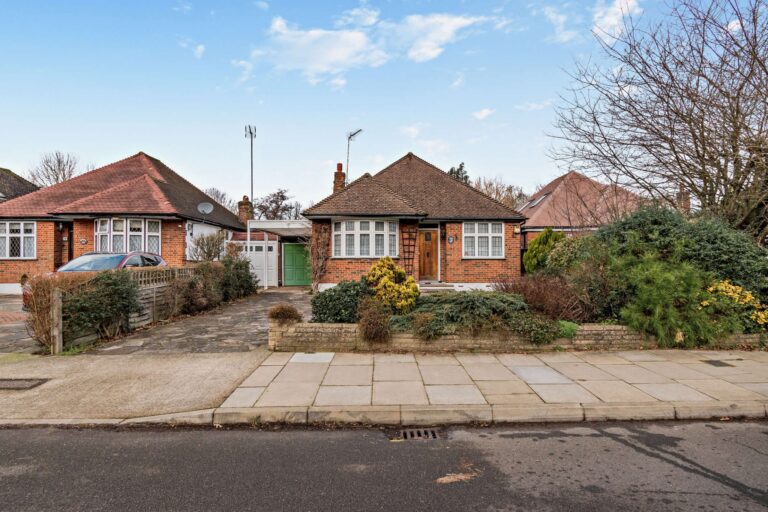 Rodney Gardens, Pinner, HA5