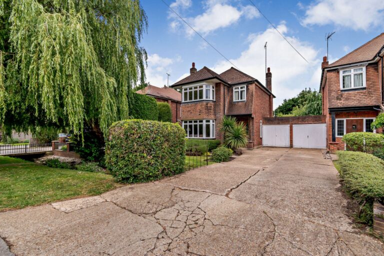 Moss Close, Pinner Village, HA5