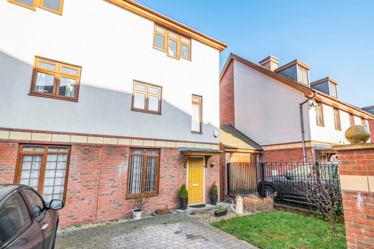 Blagrove Crescent, Ruislip, HA4