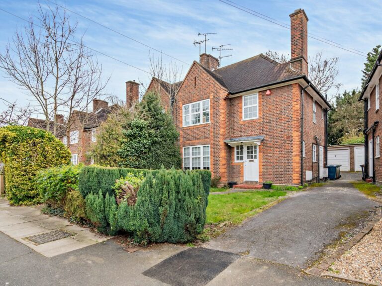 Woodhall Gate, Pinner, HA5