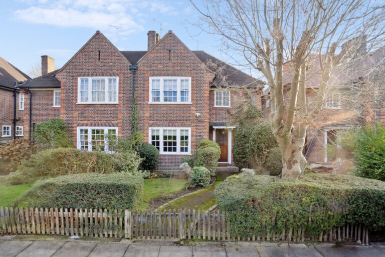 Woodhall Gate, Pinner HA5