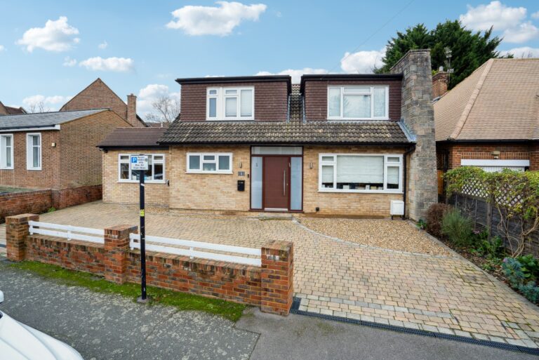 Avenue Road, Pinner HA5