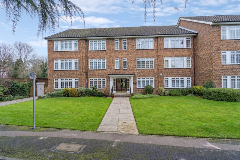 Myrtleside Close, Northwood