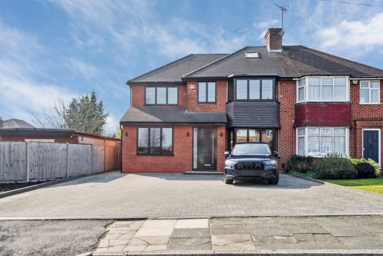 Oakmeade, Hatch End, Pinner HA5