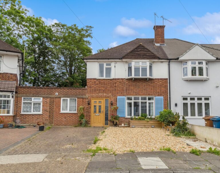Ashridge Gardens, Pinner HA5