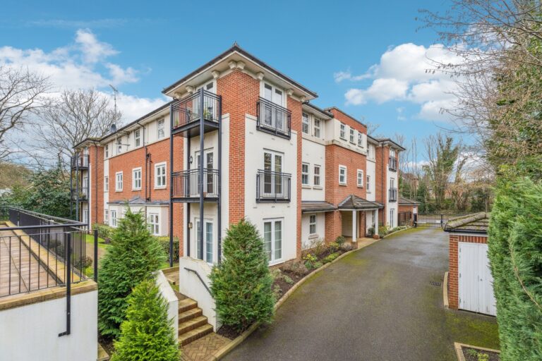 8 Green Lane, Northwood