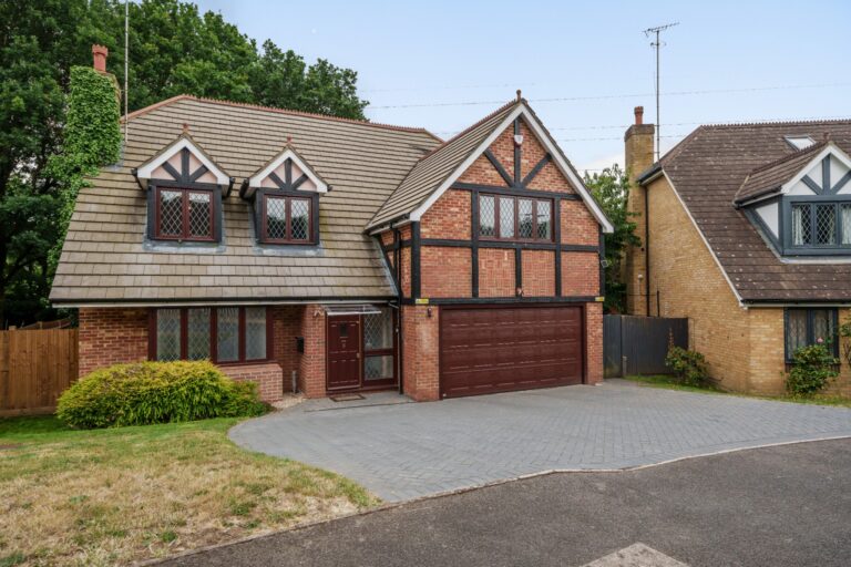 The Oaks, Oxhey