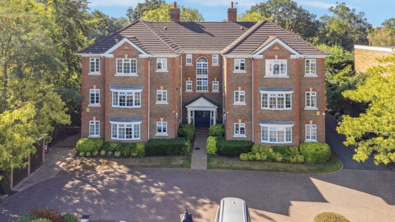 Eastbury Avenue, Northwood