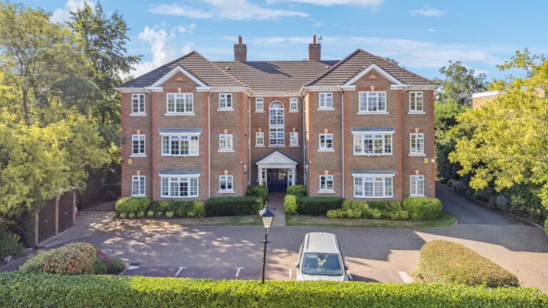 Eastbury Avenue, Northwood