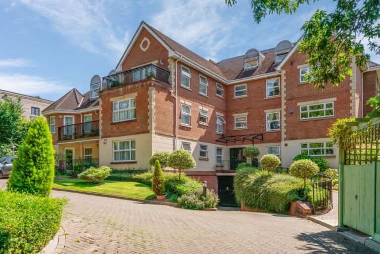 Eastbury Avenue, Northwood