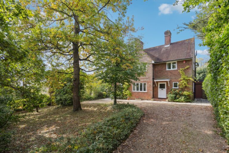 Pinner Hill, Pinner HA5
