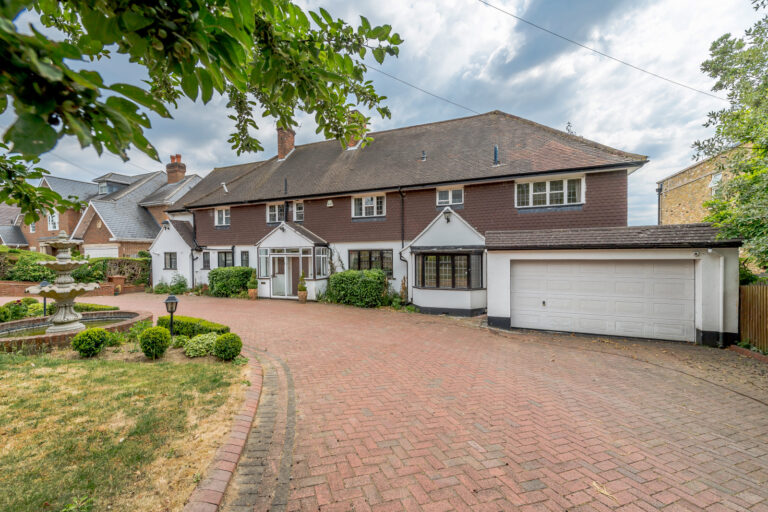 Astons Road, Moor Park