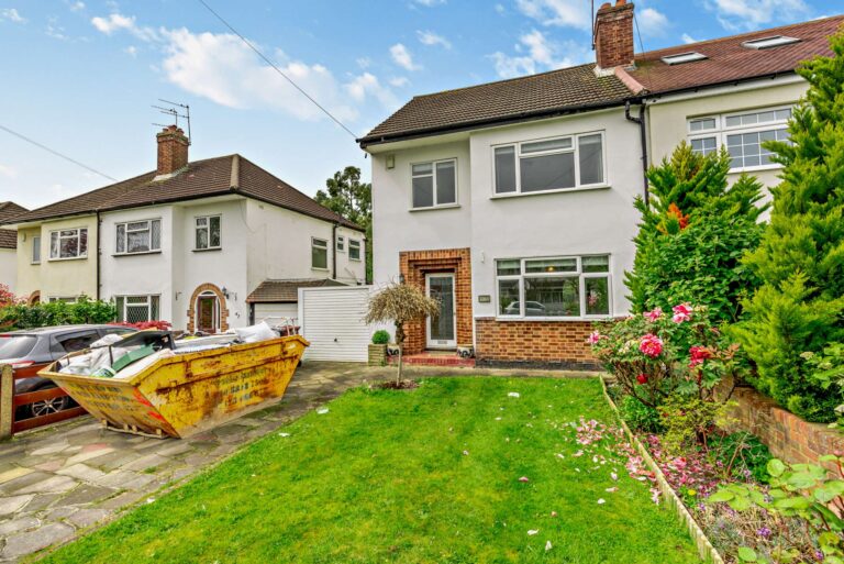 East Towers, Pinner HA5