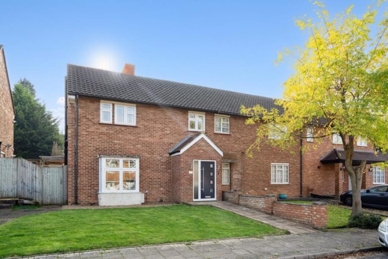 Ellement Close, Pinner