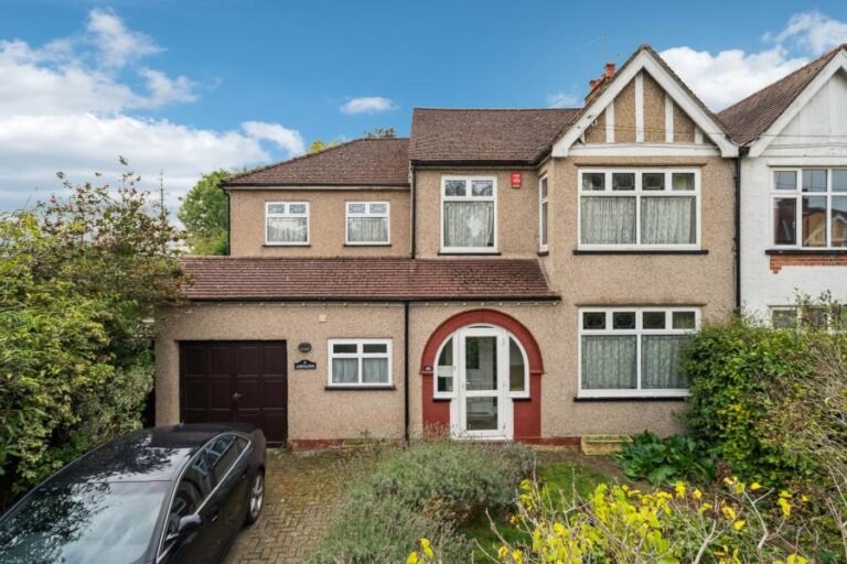 Barrow Point Avenue, Pinner