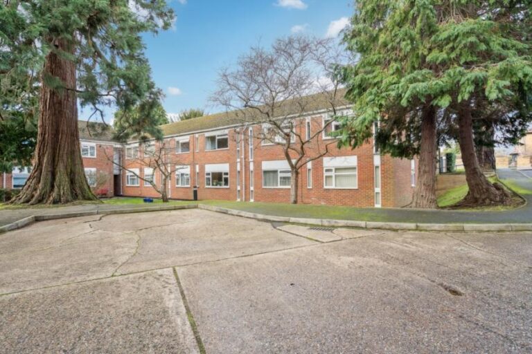 Burhill Grove, Pinner