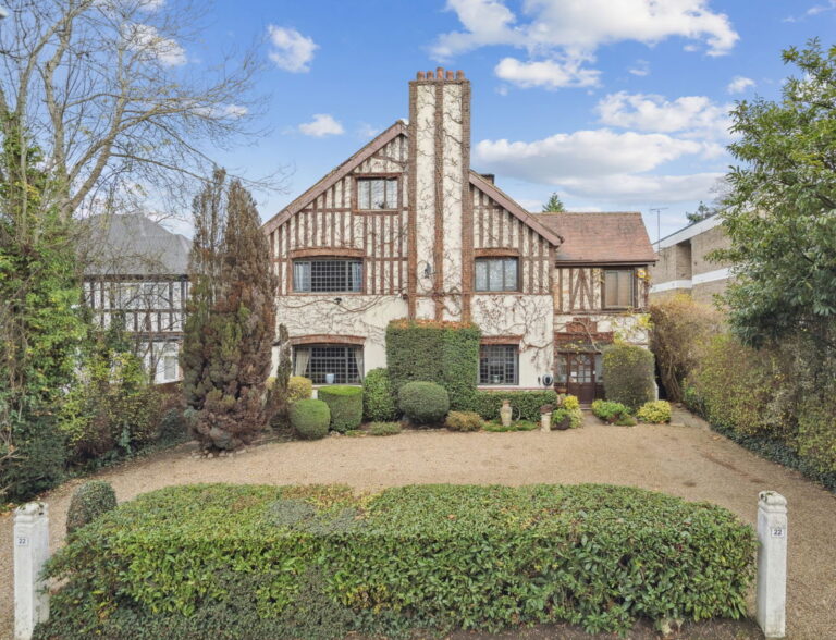 The Avenue, Hatch End, Pinner HA5