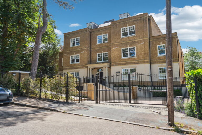 Eastbury Avenue, Northwood