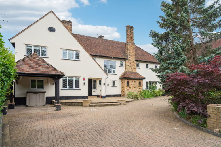 Heathside Close, Moor Park