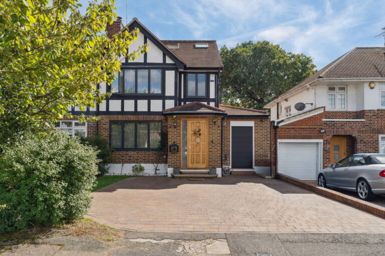 The Lawns, Hatch End, Pinner HA5