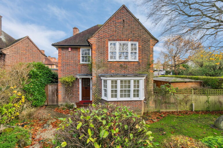 Woodhall Gate, Pinner, HA5