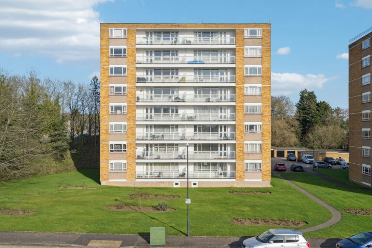 Dove Park, Pinner, HA5 4EE