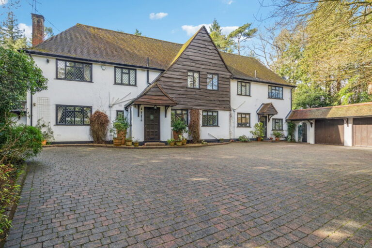 Woodside Walk , Northwood