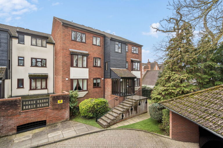 Oakdene Close, Pinner, HA5 4EQ