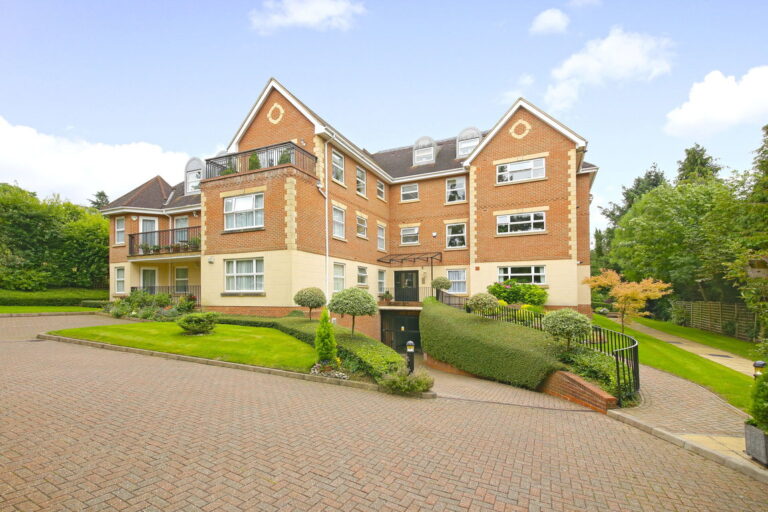 Eastbury Avenue, Northwood