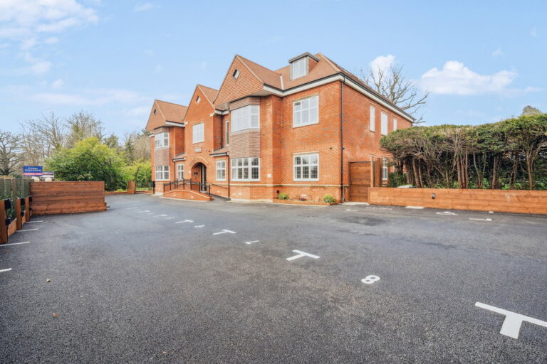 13 Green Lane, Northwood