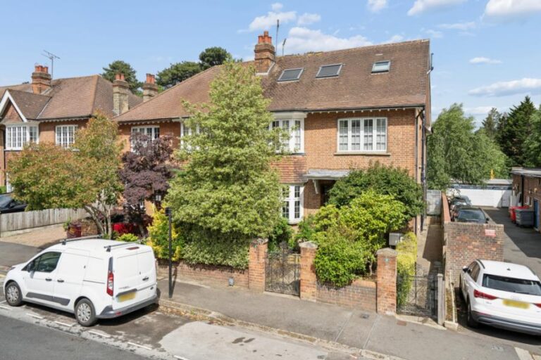 West End Avenue, Pinner