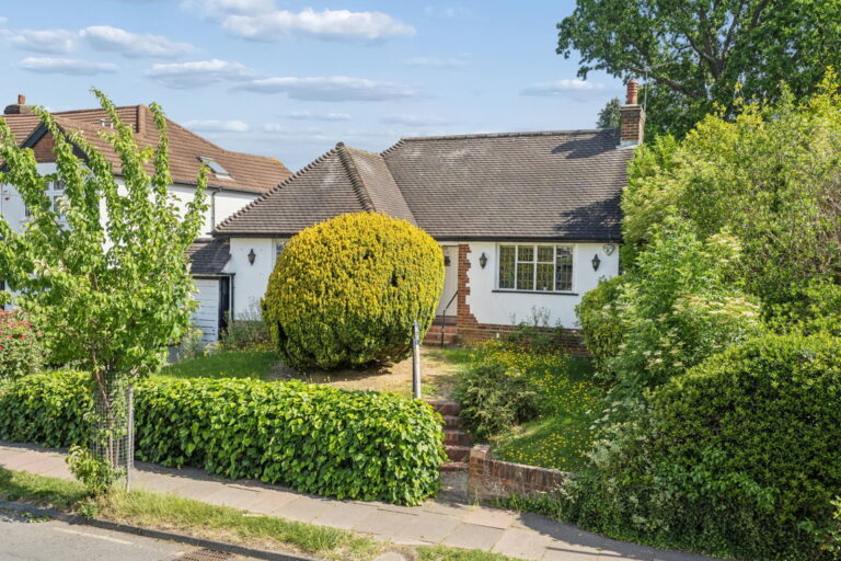 Colburn Avenue, Pinner, HA5
