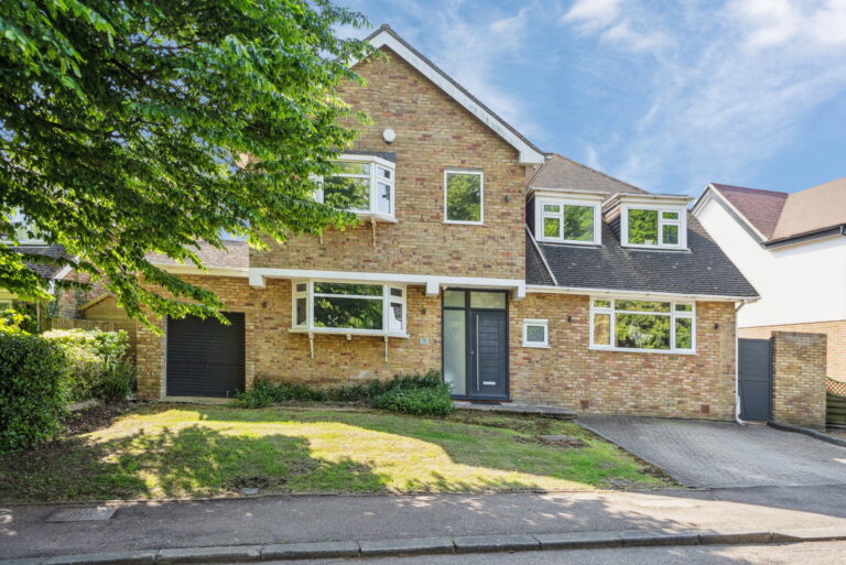 Wakehams Hills, Pinner Village HA5