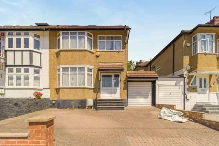 Lyndhurst Avenue, Pinner