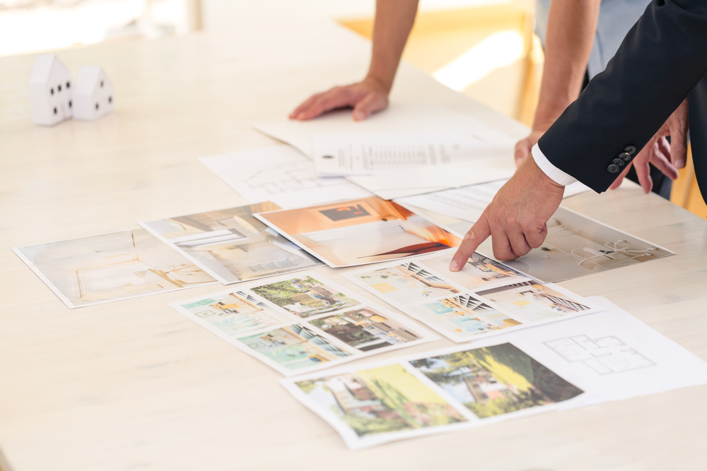 Close-up,Of,Home,Seller,Presenting,Advantages,Of,Property,To,Potential
