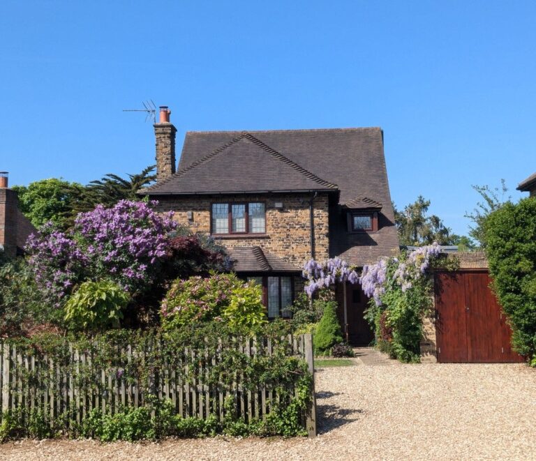 West End Avenue, Pinner HA5